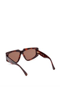 Sotade solglasögon med geometrisk form, bruna linser och guld detaljer på bågarna; slät plastmaterial, modern design.