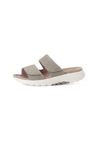 Grijze suède slide sandalen met twee brede banden en een witte flexibele buitenzool met een gestructureerd patroon. Zachte inlegzool toegevoegd voor comfort.