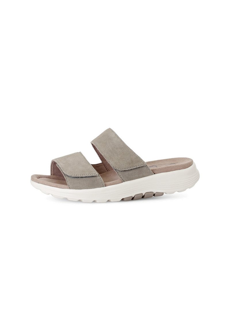 Grijze suède slide sandalen met twee brede banden en een witte flexibele buitenzool met een gestructureerd patroon. Zachte inlegzool toegevoegd voor comfort.