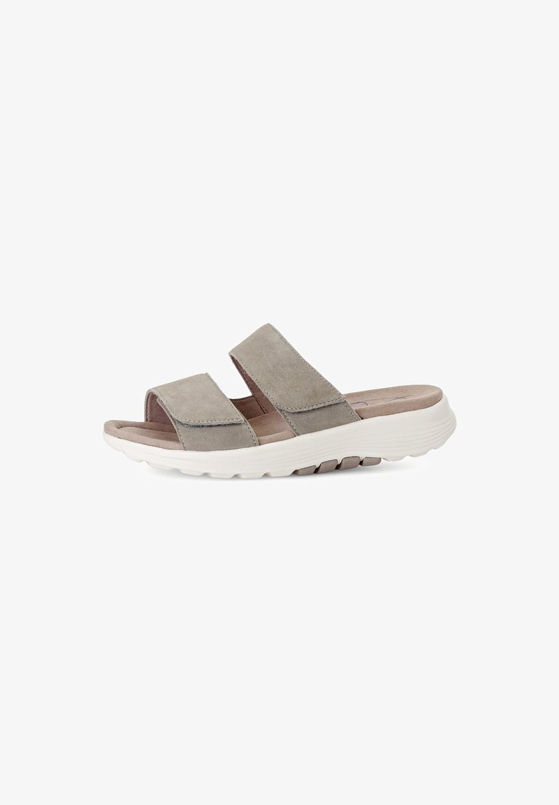 Grijze suède slide sandalen met twee brede banden en een witte flexibele buitenzool met een gestructureerd patroon. Zachte inlegzool toegevoegd voor comfort.