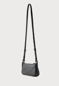 Bolsa de lado em couro preto com alça ajustável, ferragens em dourado e logótipo em relevo; apresenta uma forma retangular e textura suave.