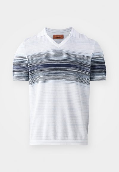 Camisa polo branca de manga curta com decote em V, apresentando riscas azuis horizontais e um design de malha texturizada. Etiqueta visível na gola.