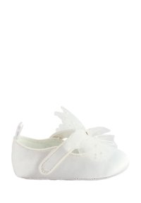 Scarpa da bambino in raso bianco con punta rotonda, decorata con un grande fiocco di tessuto trasparente sul davanti e una chiusura a strappo per una chiusura sicura.