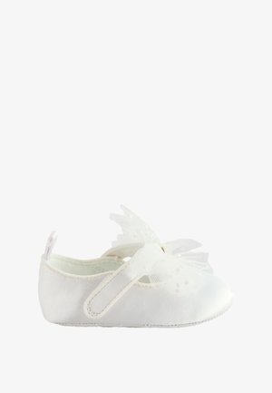Zapato de bebé de satén blanco con puntera redonda, diseñado con un gran lazo translúcido en la parte delantera y una correa de velcro para un cierre seguro.