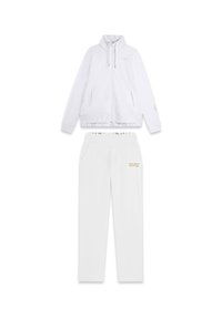 Chándal deportivo blanco que presenta una chaqueta con cremallera y un cuello alto, junto con pantalones a juego. Acentos dorados y logotipo en ambas piezas. Textura suave.