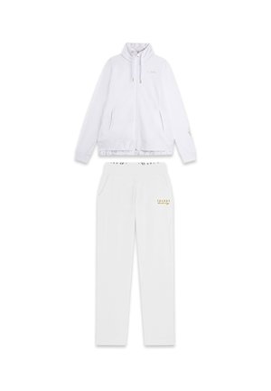 Tuta sportiva bianca con giacca con zip e collo alto e pantaloni abbinati. Accenti dorati e logo su entrambi i capi. Tessuto liscio.