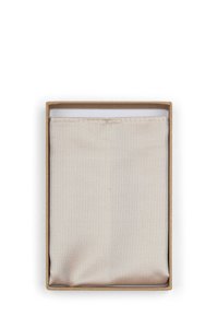 Bordeaux stoffen zakje in een rechthoekige gouden metalen doos met een textuur oppervlak, met een gladde stoffen binnenzijde.