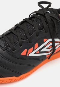 Umbro TOCCO IV CLUB IC - Saalijalgpalli saapad - black/white/dragon fire