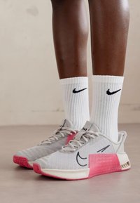 Nike Performance METCON 9 EASYON - Træningssko - dark grey/pink
