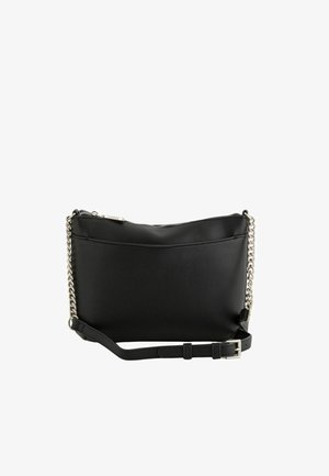 Schwarze Leder-Umhängetasche mit silberner Kettenriemen und verstellbarer Schnalle, ausgestattet mit einem oberen Reißverschluss und dezenter Textur.