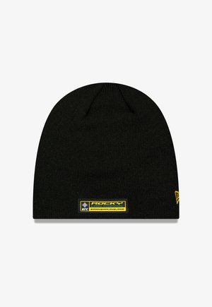 Schwarze Strickmütze mit enganliegendem Design, ausgestattet mit einem quadratischen gelb-schwarzen Etikett mit dem Text "Rocky" und "UFC". Glatte Textur.