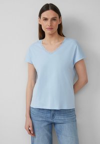 s.Oliver MIT SPITZE AUS MODALMIX - T-Shirt basic - hellblau