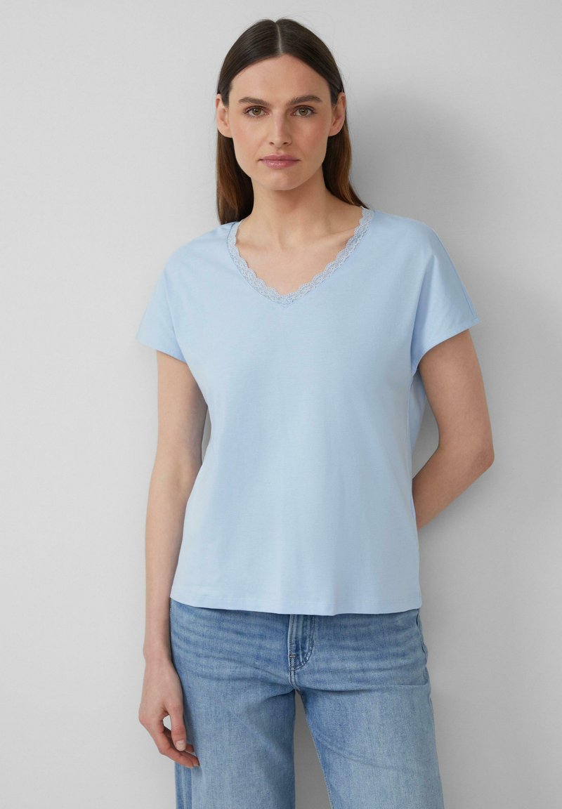s.Oliver MIT SPITZE AUS MODALMIX - T-Shirt basic - hellblau