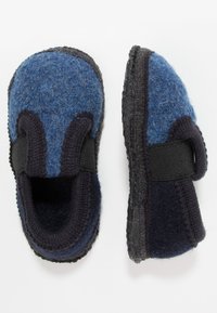 Blaue und dunkelgraue Filzschlappen mit elastischen Riemen, runder Zehenform, strukturiertem Oberflächen und genähten Kanten.