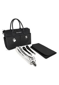 Geantă tote din nailon negru cu două buzunare frontale, cu logo-uri Karl Lagerfeld, bretele reglabile și un plic negru detașabil.