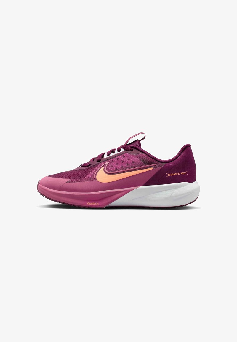 Buty do biegania Nike w kolorze gradientowym fioletu i różu, z siateczkową cholewką, wyraźnym logo swoosh w odcieniu brzoskwini oraz białą podeszwą środkową.