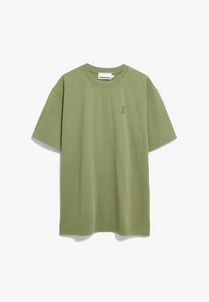 Olijfgroene katoenen t-shirt met een ronde hals en korte mouwen, voorzien van een klein tonale logo op de linkerborst. Soepele textuur.