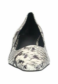 Chaussure plate à bout pointu en simili cuir serpent, avec un motif texturé dans des nuances de gris clair et gris foncé, dotée d'une semelle noire basse.