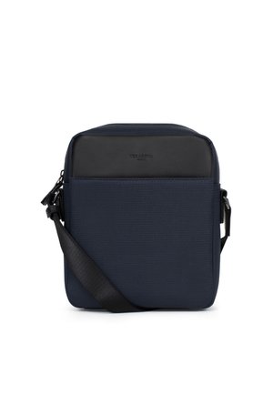 Compact navyblauwe en zwarte crossbodytas met verstelbare riem en subtiele, reliëfgedrukte merknaam op het bovenste voorpaneel.