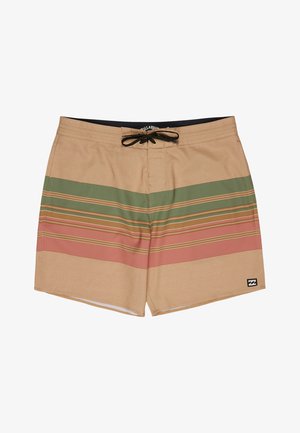 Beige zwembroek met horizontale groene en roze strepen, zwart trekkoord in de taille, en een klein zwart logoplaatje op de onderkant van het rechterbeen.