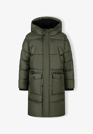 Olíva zöld pufikabát kapucnival, cipzárral záródik, két elülső zsebbel és bordázott mandzsettákkal; sima textúrájú és steppelt kialakítású.