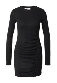 Schwarzes Langarmkleid mit figurbetonter Silhouette, gerafften Seitendetails und Knopfakzenten entlang der linken Naht. Weicher, dehnbarer Stoff.