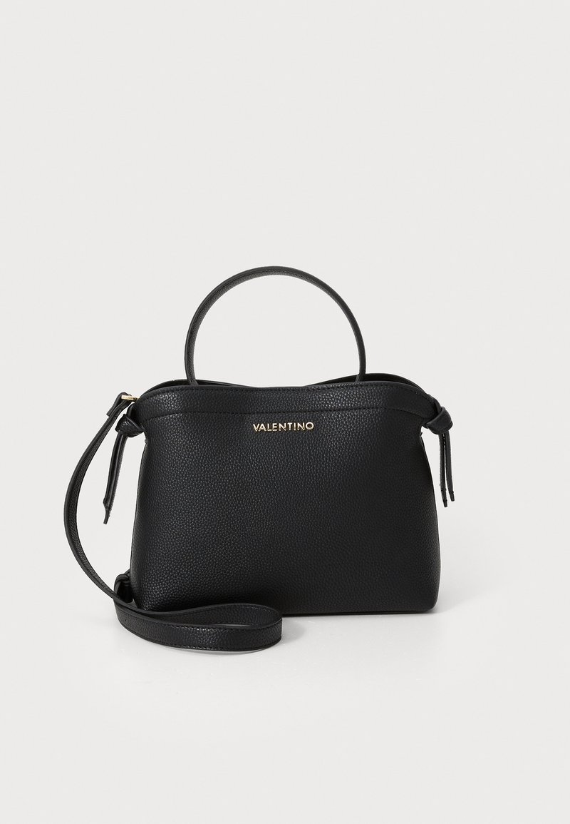 Fekete bőr kézitáska texturált felülettel, felső fogantyúval, állítható pánttal és arany logó részletekkel.