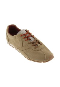 Zapatillas de ante en beige con punta redonda y suela de goma marrón. Presentan cordones con un patrón marrón y naranja y una lengüeta gris.