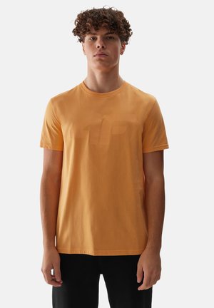 Męska koszulka z krótkim rękawem w kolorze pomarańczowym, wykonana z bawełny, z okrągłym dekoltem, subtelnym wzorzystym logo na przodzie i luźnym krojem.