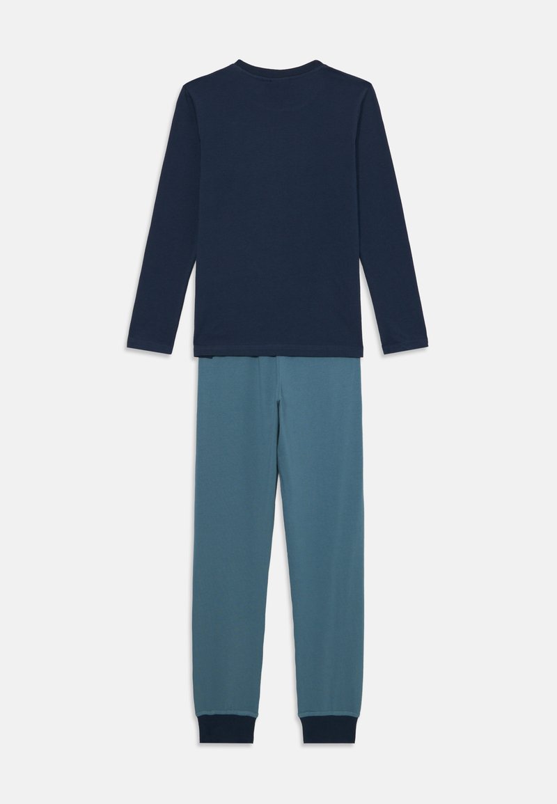 Dwuczęściowy zestaw piżamowy, składający się z granatowej bluzki z długim rękawem i turkusowych spodni z granatowymi ściągaczami, wykonany z miękkiego, oddychającego materiału.