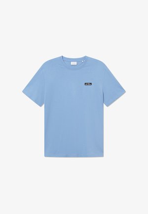 Hele sinine puuvillane T-särk lühikeste varrukatega, ringikujuline kaelus ja ees must ristkülikukujuline silt valge tekstiga.