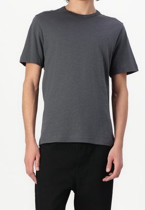 Graues Rundhals-T-Shirt aus weichem Stoff mit kurzen Ärmeln. Es zeichnet sich durch ein dezentes Logo auf der Brust und einen lässigen Schnitt aus.