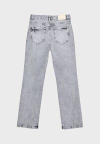 Jean gris clair à coupe droite vu de dos, avec deux poches arrière et une petite étiquette de marque beige sur la ceinture.