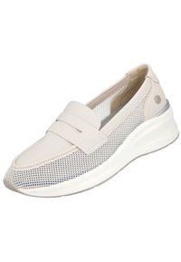 Zapato beige de tipo slip-on con parte superior de malla y puntera sólida. Presenta un acento de cuero texturizado y una suela ligera y acolchada.