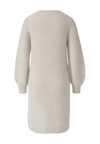 Langärmliges, cremefarbenes Strickkleid aus strukturiertem, flauschigem Material mit lockerem Schnitt. Verfügt über ballonförmige Ärmel und eine gerade Silhouette.