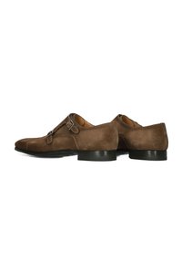 Braune Wildlederschuhe mit glatter Textur, abgerundeter Spitze und schlankem Design. Verfügen über zwei verstellbare Schnallen und einen niedrigen schwarzen Absatz.