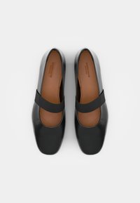 Črne usnjene balerinke s zaobljenim prstom in vodoravno naramnico. Gladka tekstura z rjavim vložkom in subtilnim logotipom na notranji podplatu.
