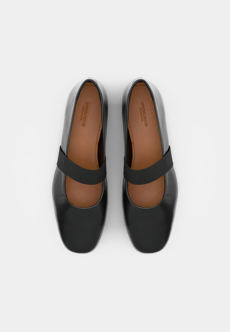 Ballerines en cuir noir avec un bout arrondi et une sangle horizontale. Texture lisse avec une semelle intérieure marron et une branding subtile sur la semelle intérieure.