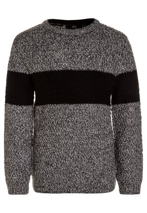 Gebreide herentrui in grijs en zwart met een dikke horizontale zwarte streep over de borst en bovenarmen.