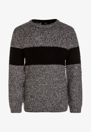 Męski sweter dzianinowy w kolorze szaro-czarnym z grubym poziomym czarnym paskiem na wysokości klatki piersiowej i górnej części ramion.