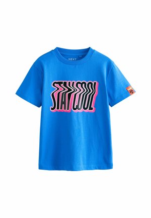 Blauses Baumwoll-T-Shirt mit kurzen Ärmeln, das einen welligen, schwarzen und pinken grafischen Text "STAY COOL" zeigt. Enthält ein kleines oranges Etikett am Ärmel.