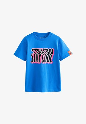 Tricou din bumbac albastru cu textul "STAY COOL" în negru cu margine roz. Mâneci scurte și un design cu gât rotund, cu o pată pe manșetă.