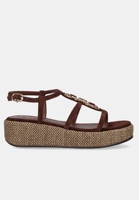 Sandalia de plataforma de ante marrón con suela de yute trenzado, correa en el tobillo y adornos de piedras preciosas en la correa en T.