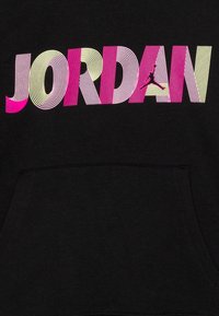 Felpa nera con la scritta "JORDAN" in lettere audaci e multicolori (rosa, giallo, bianco), con un logo a silhouette e una tasca a marsupio.