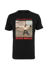 Juodas medvilnės marškinėliai su vintage nuotrauka ir raudonu tekstu, kuris skelbia "AŠ TURIU ISTORIJĄ, KURIĄ REIKIA PASAKOTI BIGGIE SMALLS" po vaizdu.