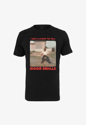 Tricou negru din bumbac cu o fotografie vintage și text roșu care spune "AM O POVESTE DE SPUS BIGGIE SMALLS" sub imagine.