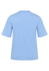 Camiseta de algodón azul claro con cuello redondo y mangas cortas. Textura suave con corte recto y sin patrones ni acentos visibles.