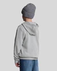 Felpa grigia con cappuccio, dal tessuto morbido, con polsini a costine e tasca a marsupio, abbinata a un berretto di maglia grigia a costine.