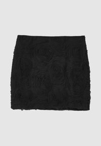 Jupe mini noire avec motif en tissu texturé de tourbillon floral, ourlet droit et silhouette ajustée sur un fond neutre.
