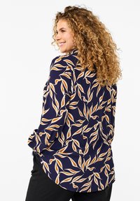 Zizzi Skjortebluser - ev. blue w. leaf aop